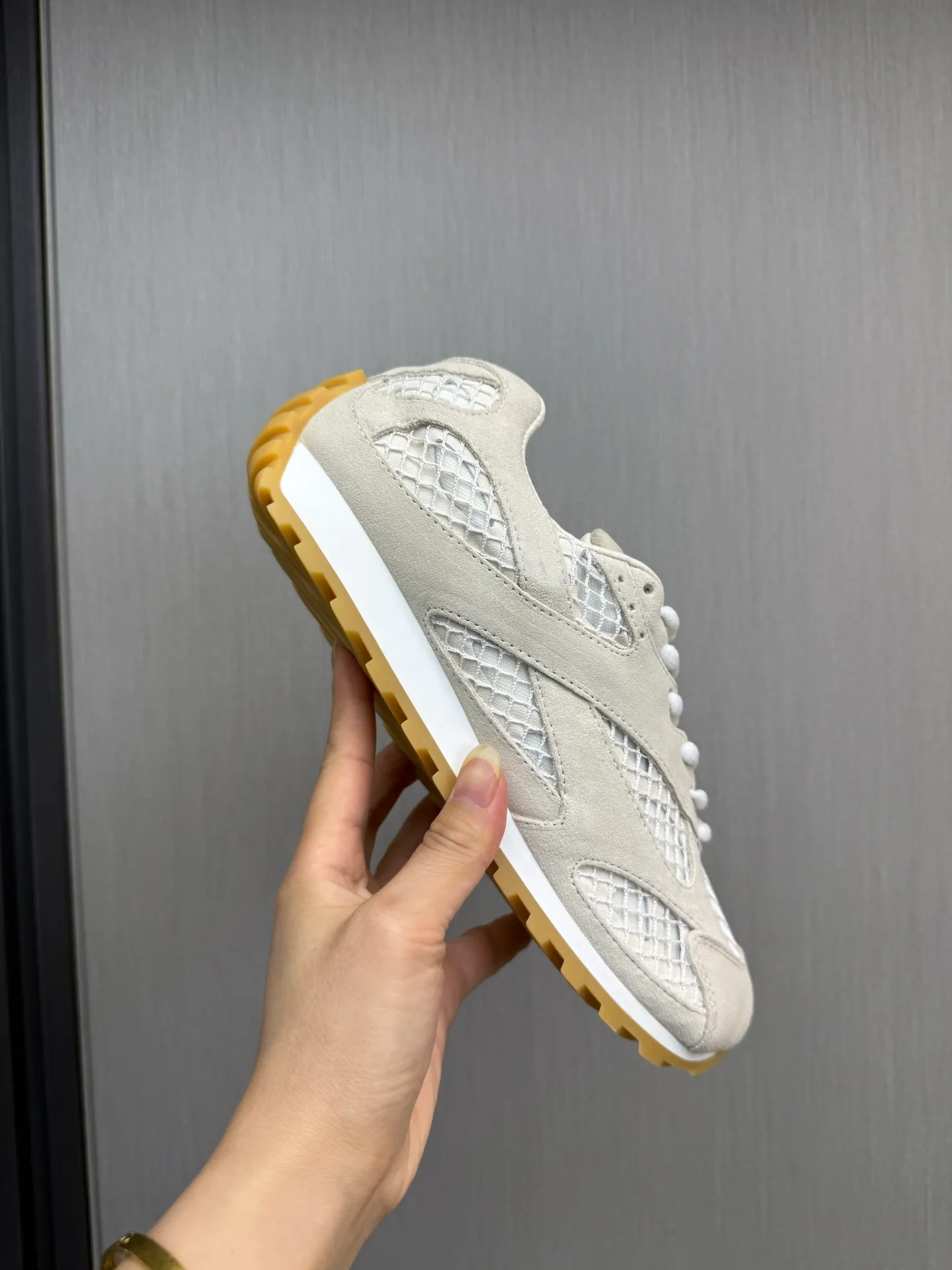 Men's men's shoes 💰660💰Pili BV top version 𝘽𝙊𝙏𝙏𝙀𝙂𝘼 𝙑𝙀𝙉𝙀𝙏𝘼 Orbit sneakers Wang Yibo same style couple style dad shoes 🩷💚 Runner sneakers, made of lightweight technical mesh fabric. Features a geometric patterned rubber outsole. Pay attention to the package craftsmanship ❕ High version shipping ❗️ Very nice, durable to play with and durable to make ✔️ Standard version 💯💯 The outsole is made of color-blocked TPU outsole. Women’s model 35-41 (40 41 customized) Men’s model 39-46 (45.46 customized) Equipped with original packaging